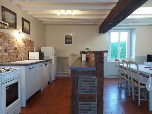 Η κουζίνα ή μικρή κουζίνα στο Gîte chaleureux avec jardin arboré, terrasse, salle de jeux et parking privé à Pré-Saint-Évroult. - FR-1-581-3