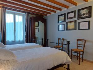 Ένα ή περισσότερα κρεβάτια σε δωμάτιο στο Gîte chaleureux avec jardin arboré, terrasse, salle de jeux et parking privé à Pré-Saint-Évroult. - FR-1-581-3