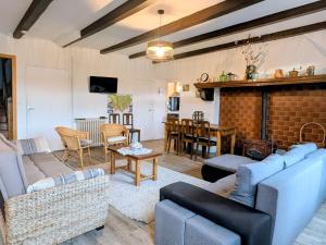 TV a/nebo společenská místnost v ubytování Maison de Charme à Domeyrat: Jardin, Balades, Confort et Animations Culturelles - FR-1-582-334