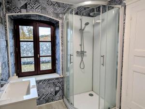 Koupelna v ubytování Maison de Charme à Domeyrat: Jardin, Balades, Confort et Animations Culturelles - FR-1-582-334 + 28 fotografií