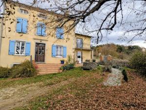 Zahrada ubytování Maison de Charme à Domeyrat: Jardin, Balades, Confort et Animations Culturelles - FR-1-582-334