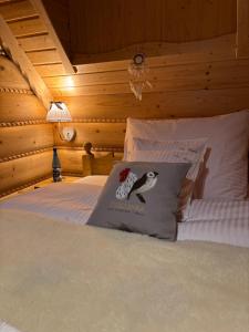 Ένα ή περισσότερα κρεβάτια σε δωμάτιο στο Pod Kogutem i Sową - Bio Wioska z domkami Premium w góralskim stylu VIP