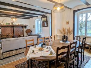 Posezení v ubytování Maison de Charme à Domeyrat: Jardin, Balades, Confort et Animations Culturelles - FR-1-582-334