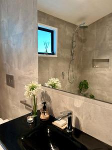 Ванная комната в Byron Bay Hinterland Sanctuary +9 фотографий