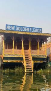 Un barco en el agua con un cartel. en Houseboat New Golden Fleece, en Srinagar