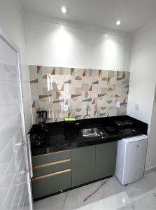 een keuken met een spoelbak en een aanrechtblad bij Aquarela Flats in Piranhas +17 foto's