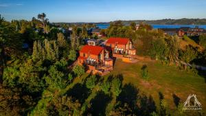 una vista aerea di una casa su una collina di Casas Arco Jardin a Castro