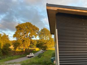 un edificio al lado de una carretera con un coche en él en Departamento francisca, en Tey 1 foto más