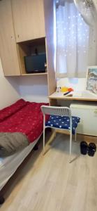 um quarto com uma cama, uma escrivaninha e uma cadeira em 행복한스테이 수영점 em Suyŏng