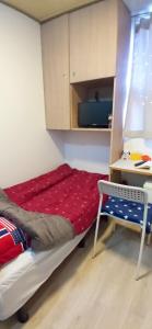 um pequeno quarto com uma cama e uma escrivaninha em 행복한스테이 수영점 em Suyŏng