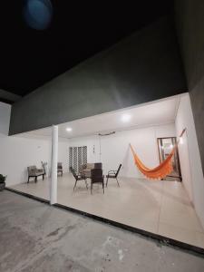 uma grande sala de estar com mesa e cadeiras em Casa de 3 quartos com Piscina 2km da Praia Araçagy em São Luís mais 20 fotografias