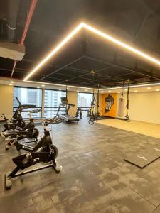 Phòng/tiện nghi tập thể dục tại Moderno apartamento en North Point estudio 2