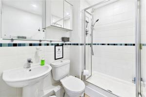 Ένα μπάνιο στο 3 bed modern townhouse with self check in, sleeps 6, 35mins direct train to London Waterloo, zone 6 +26 φωτογραφίες