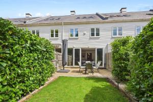 Κήπος έξω από το 3 bed modern townhouse with self check in, sleeps 6, 35mins direct train to London Waterloo, zone 6