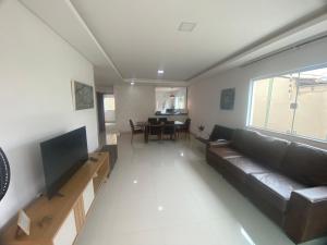 Μια τηλεόραση ή/και κέντρο ψυχαγωγίας στο Requinte e Conforto em Guarapari