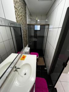 Koupelna v ubytování Linda Casa com Piscina e Edícula Gourmet Ouro verde + 12 fotografií