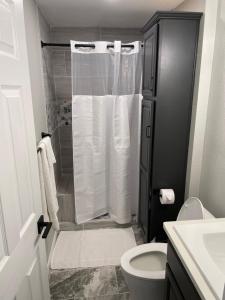 un bagno bianco con doccia e WC di Spotted fawn ranch a Gatesville Altre 9 foto