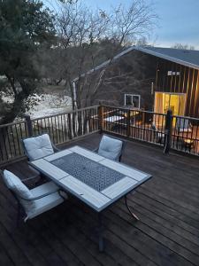 un tavolo e due sedie su una terrazza di Spotted fawn ranch a Gatesville