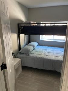 una camera da letto con un letto a castello e una finestra di Spotted fawn ranch a Gatesville