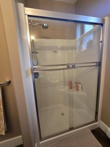 Ένα μπάνιο στο Bright Private Room in Echo Valley Home