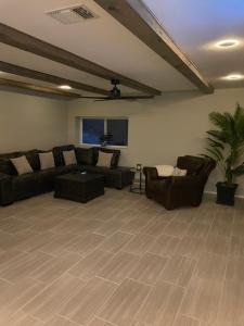 un ampio soggiorno con divani e soffitto di Spotted fawn ranch a Gatesville