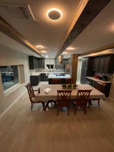 una cucina e una sala da pranzo con tavolo e sedie di Spotted fawn ranch a Gatesville