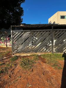 een metalen hek midden in een veld bij Oásis 6 prática e bem localizada e minimalista in Brasilia