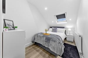 Postel nebo postele na pokoji v ubytování Central Hendon - 1 Min to Train - Free Parking