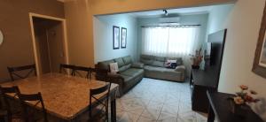 Χώρος καθιστικού στο Apartamento Espaçoso a 300m da praia Enseada, Guaruja