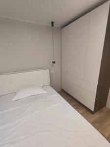 Postel nebo postele na pokoji v ubytování Priscilla Apartment家庭公寓两居室 步行到麦当劳 近超市餐厅 免费停车位 + 2 fotografie