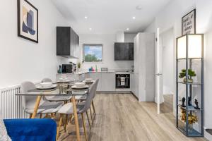 Kuchyň nebo kuchyňský kout v ubytování Central Hendon - 1 Min to Train - Free Parking