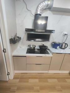 Kuchyň nebo kuchyňský kout v ubytování Priscilla Apartment家庭公寓两居室 步行到麦当劳 近超市餐厅 免费停车位 + 3 fotografie