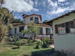 a villa with a view of the house at WSL Saqua, Suite com ar, piscina, lounge, salão festas, churrasqueira, jogos, jardim, estacionamento 800m2 in Saquarema