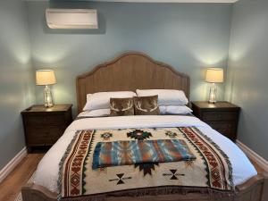 Postel nebo postele na pokoji v ubytování The Plain Jane-Simple Comfort in Walla Walla Valley Wine Country