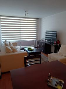 Un televizor și/sau centru de divertisment la Departamento de 2 dormitorios en el corazón de Quito