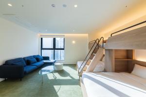 Ένα ή περισσότερα κρεβάτια σε δωμάτιο στο Gudo Collective Gangnam