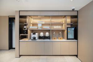 Η κουζίνα ή μικρή κουζίνα στο JI Hotel Shanghai Taopu Nanda Road