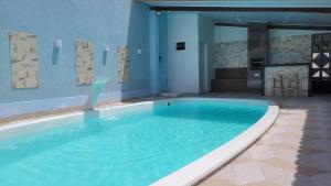 una grande piscina in un edificio di Aquarela do Sertão a Piranhas