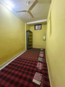 Un pat sau paturi într-o cameră la Aaisaheb bhakta nivas