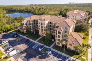 eine Luftansicht eines Apartmentkomplexes mit einem Parkplatz in der Unterkunft Pura Vida a Private Master Bedroom with shared living space in Orlando