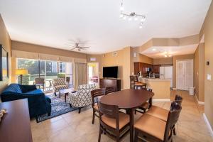 ein Wohnzimmer mit Tisch und Stühlen und eine Küche in der Unterkunft Pura Vida a Private Master Bedroom with shared living space in Orlando + 11 Fotos