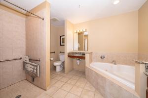 ein großes Bad mit einer Badewanne und einem WC in der Unterkunft Pura Vida a Private Master Bedroom with shared living space in Orlando