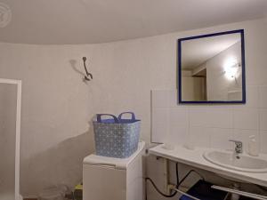 Ένα μπάνιο στο Gîte Authentique avec Wifi et Cheminée à Véranne - FR-1-496-256 +8 φωτογραφίες