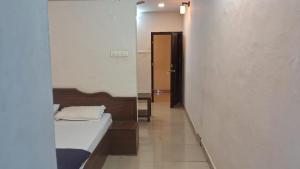 Habitación con cama y pasillo con puerta en Hill palace Inn, en Periya 25 fotos más