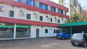 Dos coches aparcados delante de un edificio en Hill palace Inn, en Periya