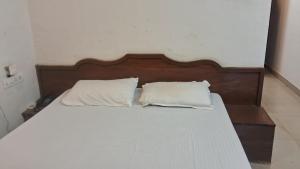 Postel nebo postele na pokoji v ubytování Hill palace Inn