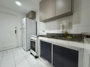 a kitchen with a refrigerator and a stove at 3 min da Praia de Copacabana - Apartamento Compartilhado PR in Rio de Janeiro +13 photos