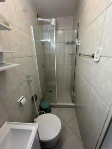 a bathroom with a shower with a toilet and a sink at 3 min da Praia de Copacabana - Apartamento Compartilhado PR in Rio de Janeiro
