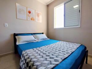 コチアにあるApartamento Ao lado Animalia Park com piscina e estacionamentoのベッドと窓のある寝室 +30枚の写真