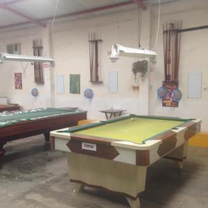 Biliár nebo kulečník v ubytování Hostal Camping Beach